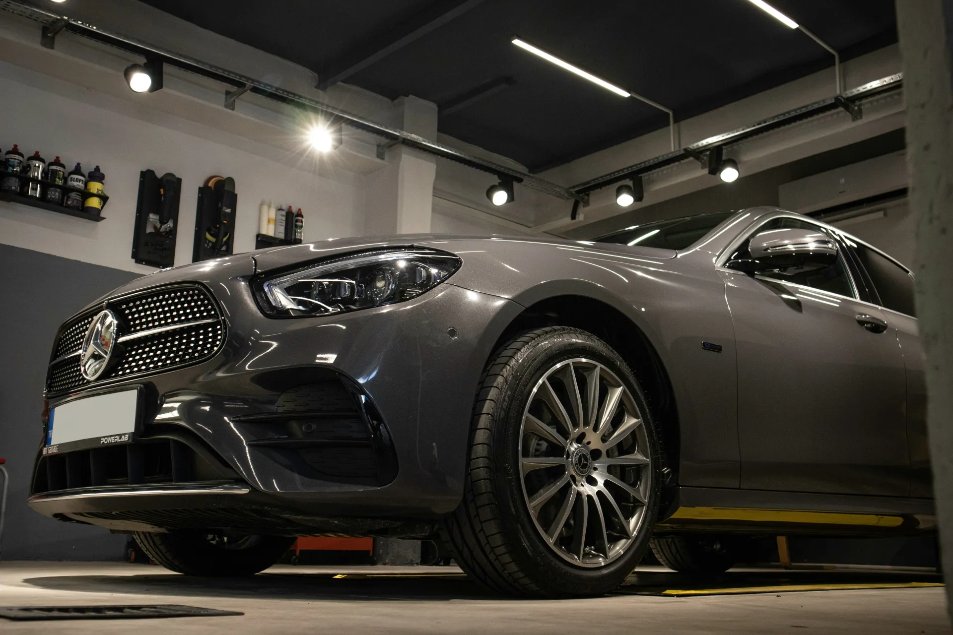 Studio detailingowe - Mercedes w trakcie profesjonalnego detailingu